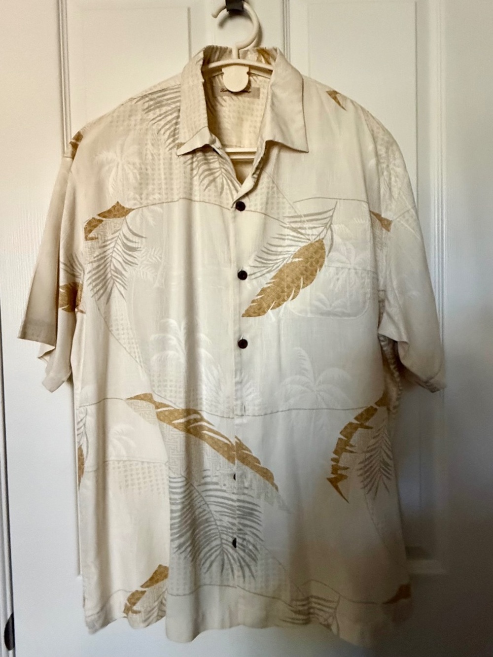Tommy Bahama SS Silk button down Shirt. SZ XL/TG Creme with leaves
